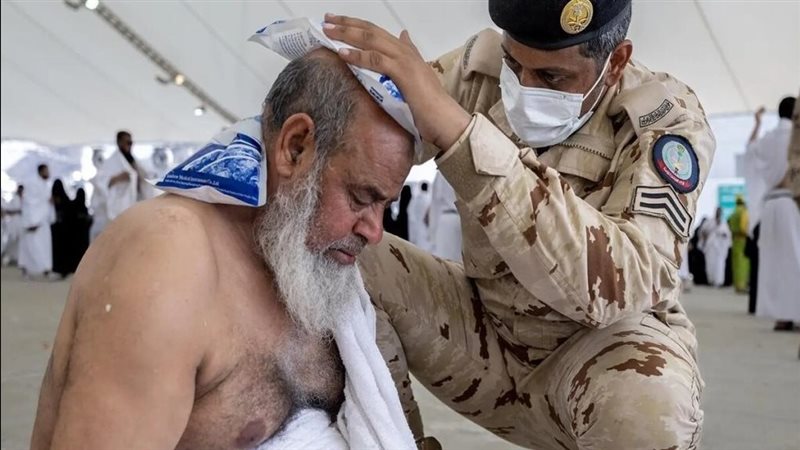 إسعاف أحد الحجاج