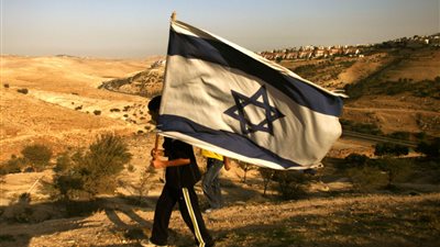 مستوطنون إسرائيليون يحرقون مركبات ويهاجمون منازل فلسطينية قرب نابلس 