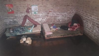 البيت هيقع علينا.. استغاثة من مواطن بالمنيا: منزلي يغرق وأنام في الشارع |صور