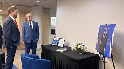 فانس يزور السفارة الإسرائيلية في واشنطن لتقديم التعازي في ضحايا الحادث