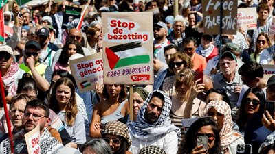 ناشطون داعمون لفلسطين يتظاهرون أمام مبنى سفارة الاحتلال في فنلندا 