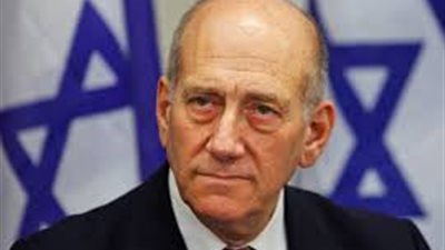 رئيس وزراء إسرائيل الأسبق: تل أبيب ترتكب جرائم حرب بغزة وتضلل العالم بمساعدات