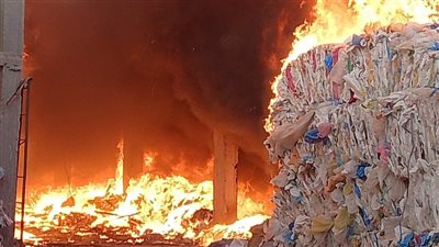 حريق في مخزن بلاستيك بقرية كفر حمزة بالخانكة دون إصابات |صور