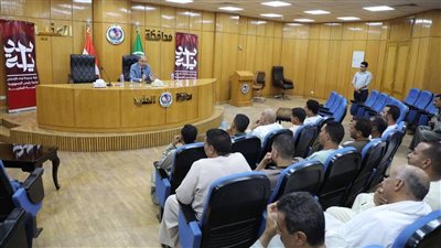 محافظ المنيا يتفاعل مع تجار سوق ماقوسة: دعم كامل لبيئة تجارية حضارية وآمنة