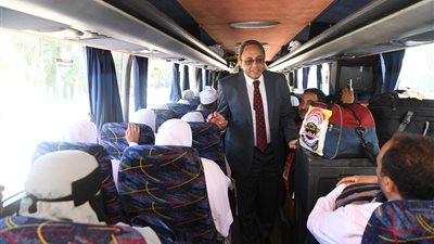 محافظ قنا يودّع وفد الحجاج في أجواء روحانية مفعمة بالإيمان والفرحة|صور