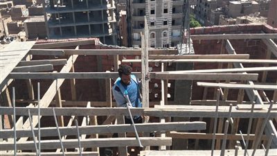 ضمن الحملة 26.. إيقاف أعمال بناء بدون ترخيص في حي البيئة بقنا|صور