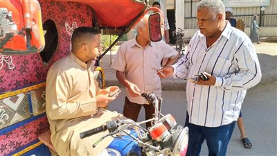 أمسك مخالفة.. رئيس مركز قوص يقود حملة لضبط المخالفين بشوارع المدينة|صور