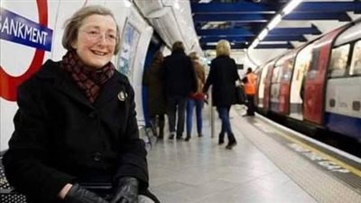  لأكثر من 22 عام..امرأة تذهب لمحطة المترو لسماع صوت زوجها الراحل