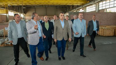 وزير الدولة للإنتاج الحربي يتفقد خطوط الإنتاج ومراحل التصنيع بشركة حلوان