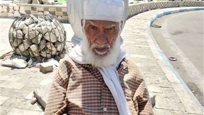 أسطورة كفاح.. عبد النبي الشناوي 95 عامًا من الشقاء والعزة بشوارع السويس |صور