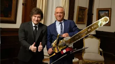 هدية غريبة.. الرئيس الأرجنتيني يهدي وزير الصحة الأمريكي «منشار ذهبي»