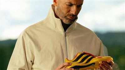 أديداس تُعيد إطلاق حذاء زين الدين زيدان الذهبي احتفالًا بإرث لاعب استثنائي