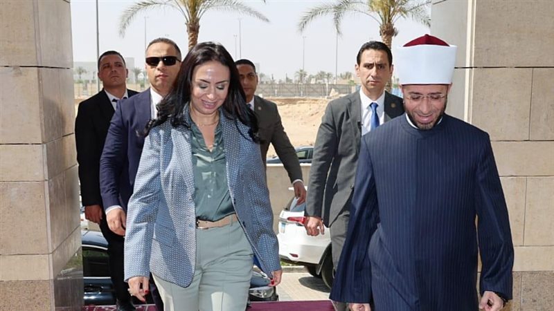 وزير الأوقاف والدكتورة