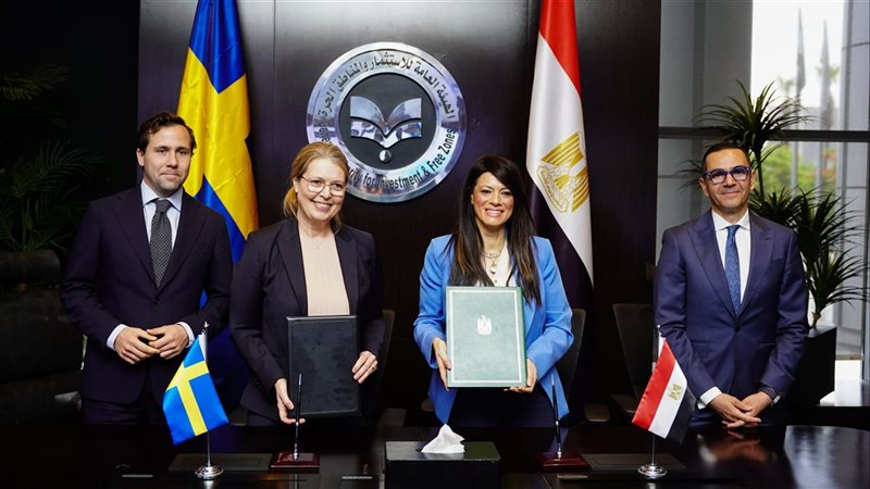 جانب من التوقيع 