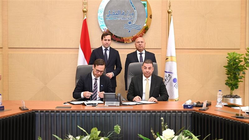 جانب من التوقيع