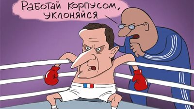 «سجل لدينا للدفاع عن نفسك»..  فرنسا تسخر من صفعة ماكرون 