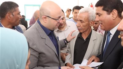 محافظ بني سويف يستمع  لمشاكل واحتياجات أهالي قرية بني هانئ 