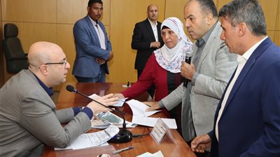 محافظ بني سويف يتابع شكاوى المواطنين في لقاء أسبوعي بديوان المحافظة
