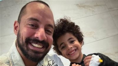 ابن عمرو وهبة يتقمص الشخصيات التاريخية أثناء دراسته.. ووالده يعلق