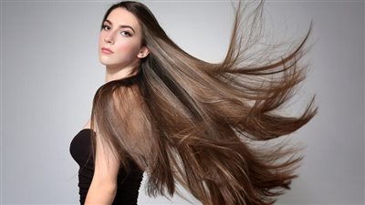 ترطيب وتنعيم الشعر في الصيف.. وصفات طبيعية تحميه من الجفاف والتقصف