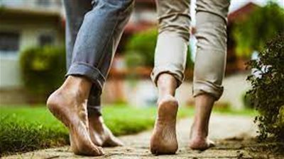ما بين الحقيقة والتشكيك.هل يُحسّن المشي حافيًا صحتك النفسية والجسدية 