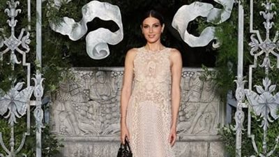 النجمة اللبنانية رزان جمال بإطلالة رومانية في عرض أزياء ديور
