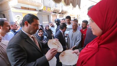 محافظ دمياط يفاجئ مخبز إنتاج الخبز المدعم ويزن رغيف بنفسه |صور