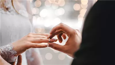 طليقة منتج شهير.. فنانة شهيرة تعيش قصة حب مع مخرج منفذ مسلسلها الرمضاني