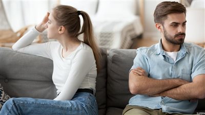 أسباب نفسية وراء منع الزوج لزوجته من التواصل مع صديقاتها