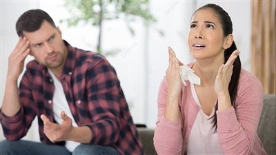 عدم السماح للزوجة بلقاء صديقاتها.. استشاري علاقات أسرية توضح الحل