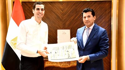 أشرف صبحي يستقبل بطل العالم في الاسكواش علي فرج بعد اعتزاله