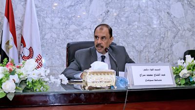 محافظ سوهاج يعقد اجتماعًا لبحث الموقف التنفيذي لمشروعات 