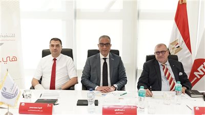 محافظ الفيوم يترأس إحدى لجان المقابلات الشخصية للمتقدمات ببرنامج 