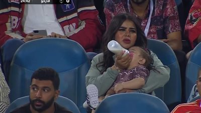 لحظات عائلية دافئة.. زوجة إمام عاشور تُطعم طفلتهما في المدرجات
