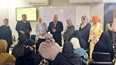 تعليم الفيوم يوزع 100 تابلت على معلمات التعليم المجتمعي