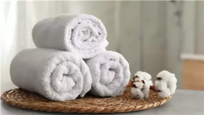 عض المنشفة.. تريند خطير جديد أم بديل آمن لتجميل الرقبة؟