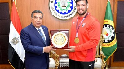 عبد اللطيف منيع يتألق في السعودية بعد فوزه بذهبية المصارعة الرومانية 