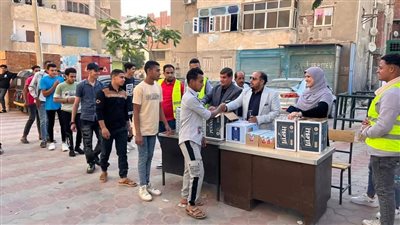 شباب يدشنون مبادرة لتوزيع مياه وعصائر على الطلاب قبل الامتحانات بالفيوم |صور