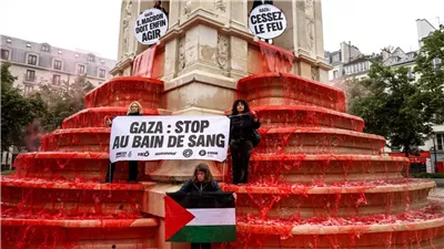 نافورة تاريخية فى باريس تُصبغ بالأحمر خلال احتجاجات لوقف الحرب على غزة