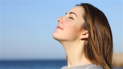 الهدوء يبدأ من الداخل.. كيف يُعيدك التنفس العميق إلى التوازن النفسي؟ 