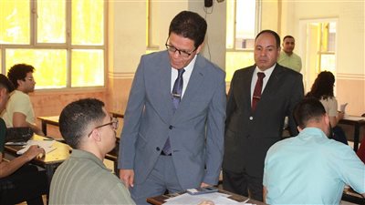 رئيس جامعة بنها يتفقد سير الامتحانات بكلية الهندسة بشبرا