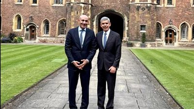 وزيرالتعليم يلتقي عددا من الطلاب المصريين بجامعة كامبريدج..ويؤكد: نماذج مشرفة 