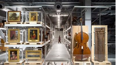 لأول مرة .. في قلب لندن : متحف يسمح للزوار بلمس الكنوز التاريخية 