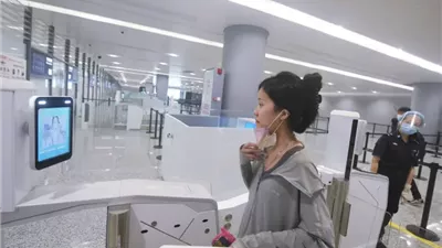 لا يتطابق مع جواز سفرها.. عارضة أزياء شهيرة تُجبر على إزالة مكياجها الثقيل 