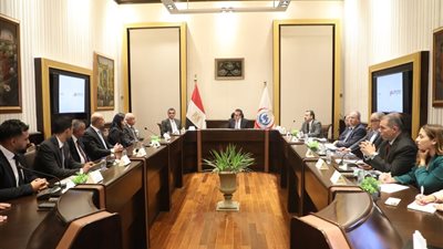 وزير الصحة يبحث مع «سترايكر» إدخال روبوت الجراحة الذكي للمستشفيات 