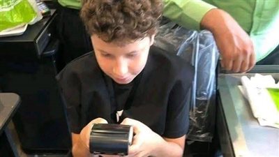 طفل على الكاشير: «أنا بتعلم».. كيف يربّي الآباء أبناءهم على الشغل والمسؤولية؟