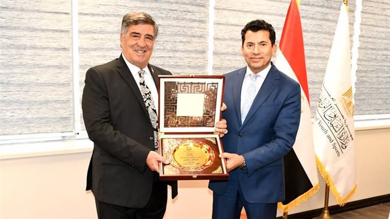 الجبهة الوطنية يهدي