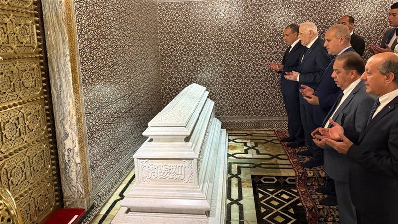 وزير الخارجية يقوم