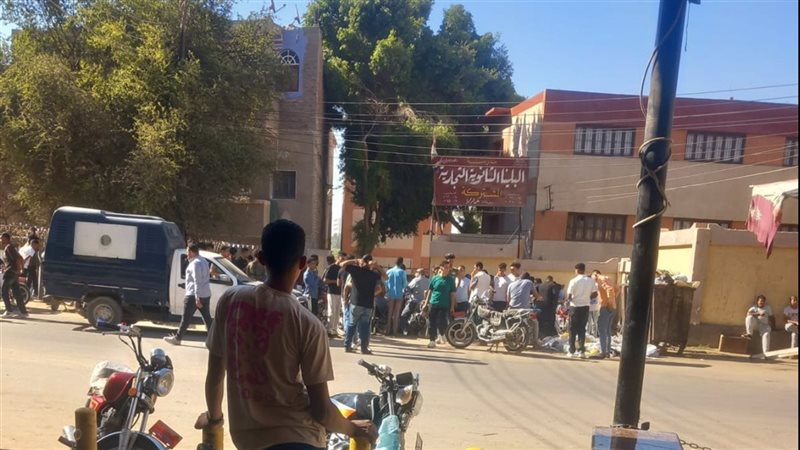 الطلاب امام المدرسة