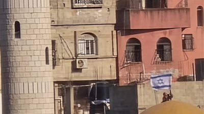 قوات الاحتلال ترفع علم إسرائيل على قبة مسجد بالضفة الغربية